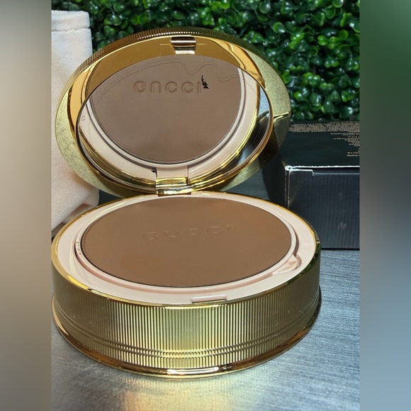Gucci POUDRE DE BEAUTÉ 
MAT NATUREL- shade 13 Powder/ Bronzer - Picture 3 of 10